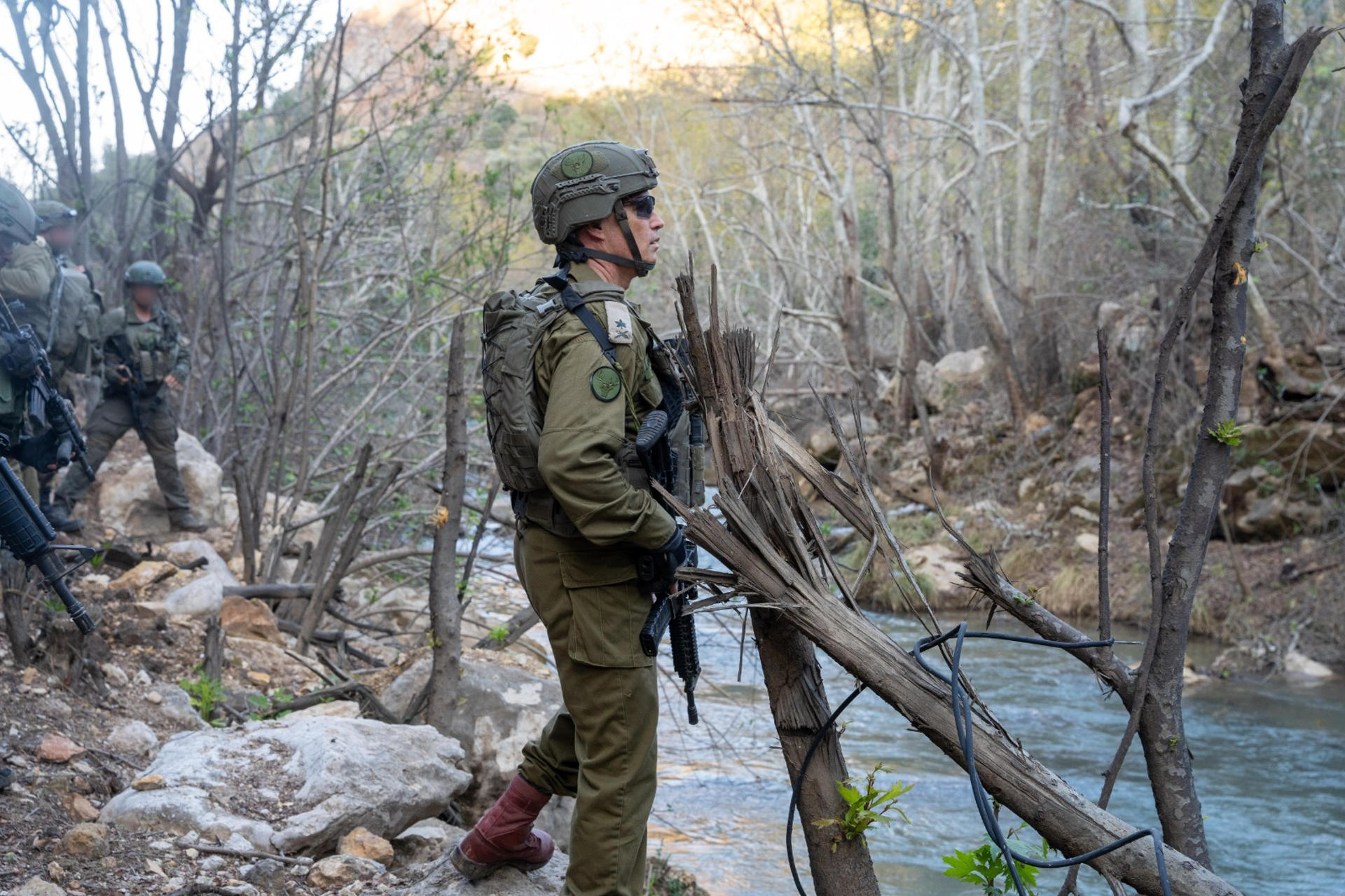 Tropas israelíes penetran a 30km de la frontera con Líbano a horas de una posible tregua