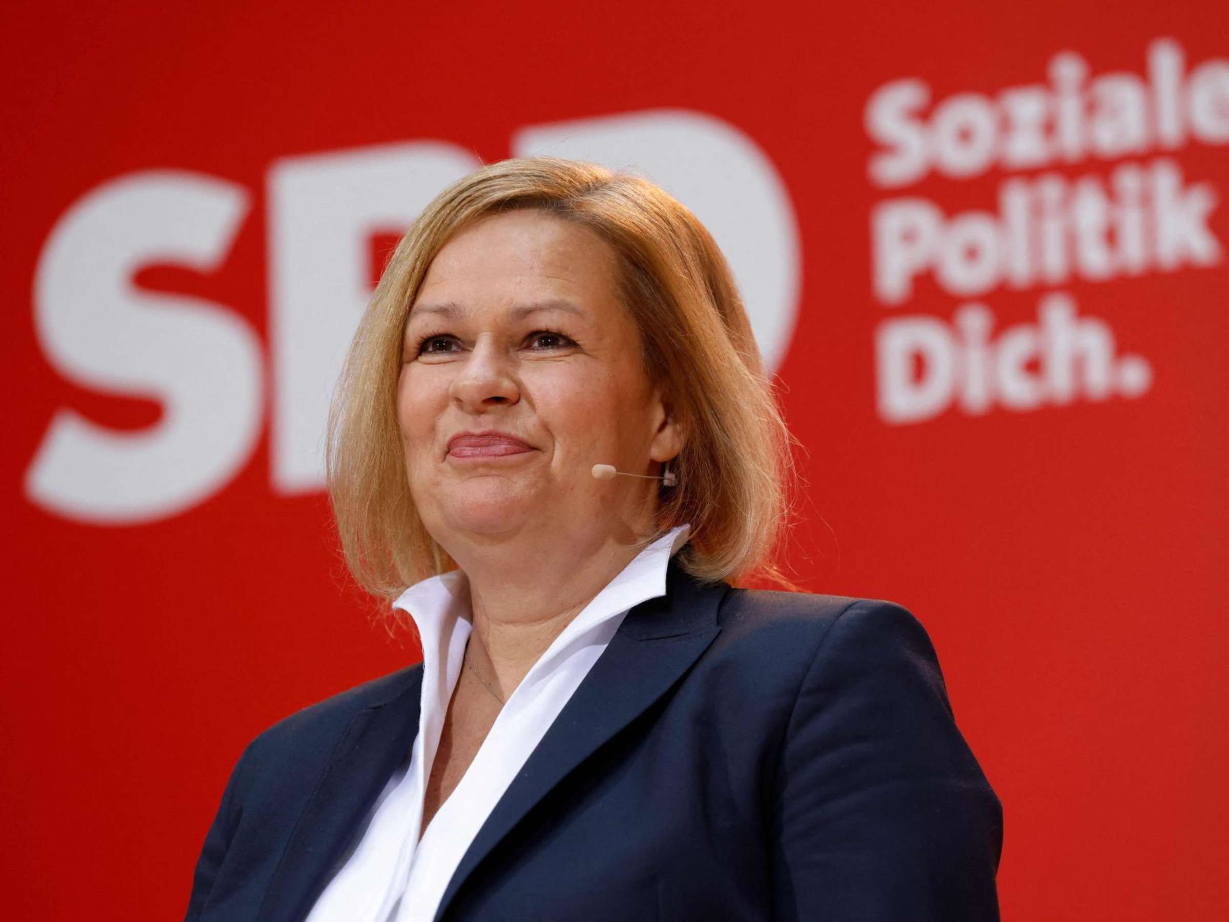 27648141-die-nominierung-der-hessischen-politikerin-kam-selbst-fuer-vertraute-ueberraschend-nancy-faeser-wechselt-in-die-bundespolitik-afp-1zKYEQY1FBe9