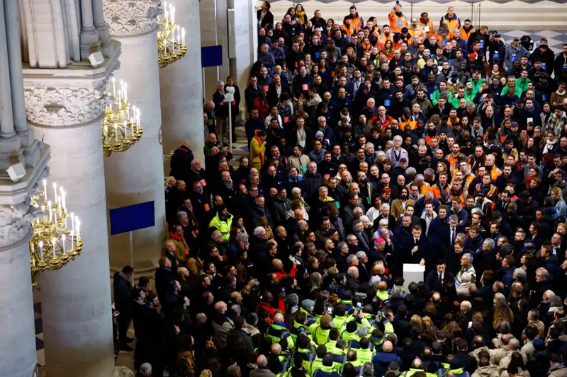 Unos 1.300 trabajadores de los 2.000 que han participado en la restauración de Notre Dame estaban presentes en la visita.