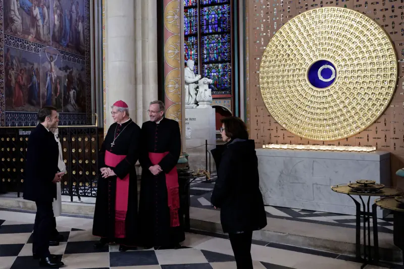 La reliquia conocida como la "Corona de espinas" pudo salvarse y ahora luce en el interior de un relicario diseñado por el artista francés Sylvain Dubuisson.