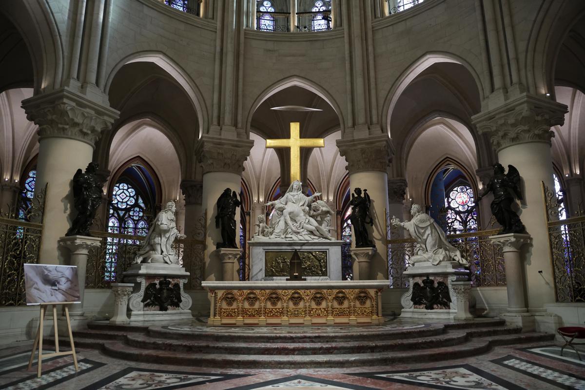 ¿Cómo es el interior de la restaurada catedral de Notre Dame?