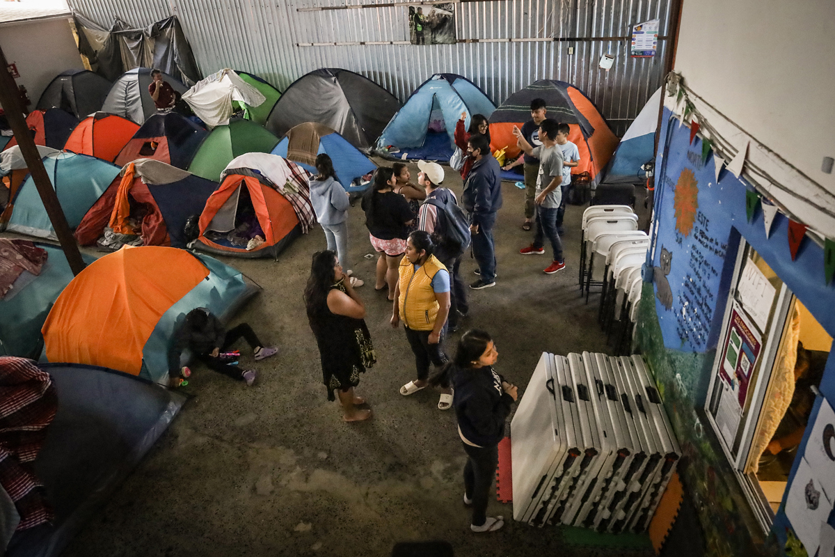 Nervios y celulares, la jornada electoral en EEUU en los albergues migratorios de frontera