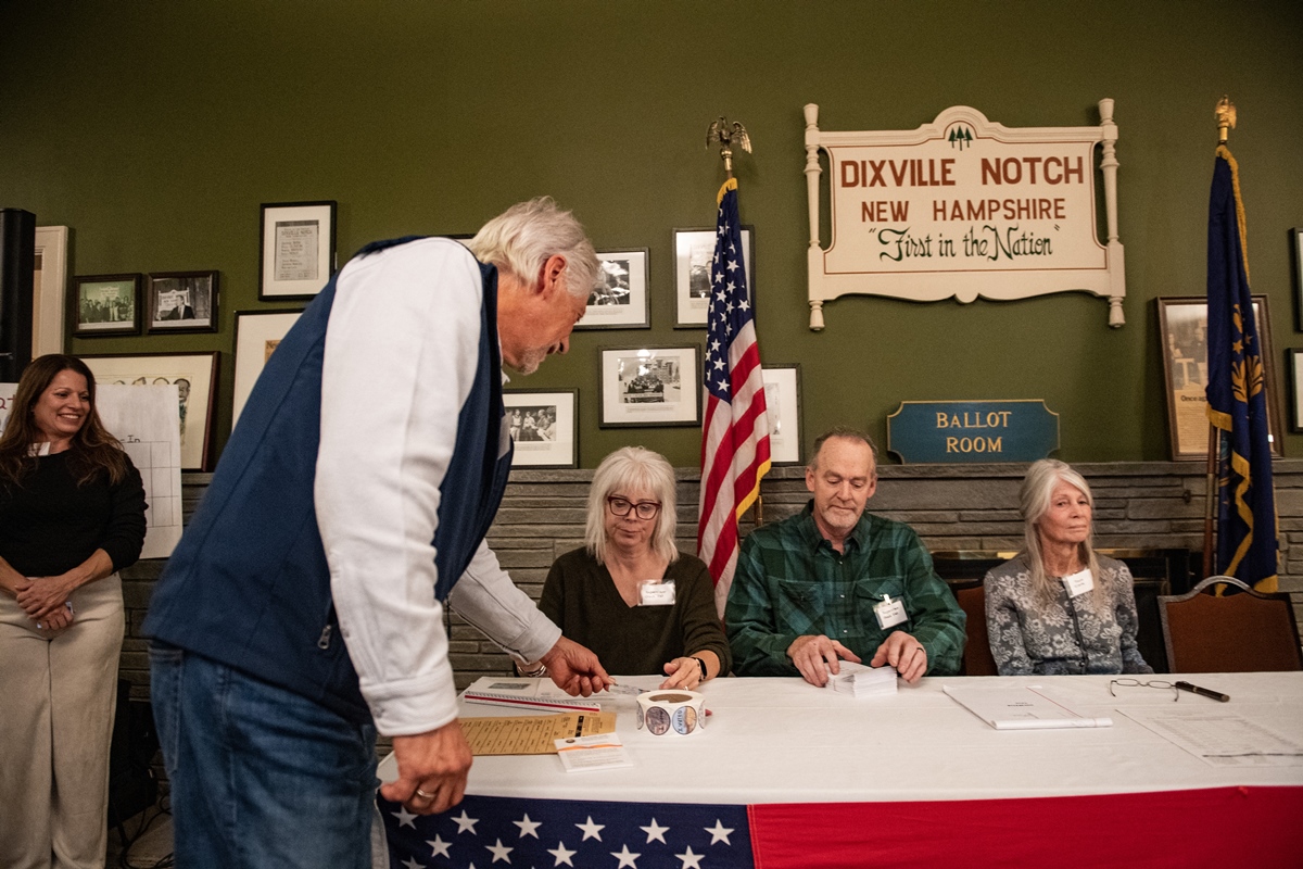 Voters in a New Hampshire hamlet cast the first ballots on US election day