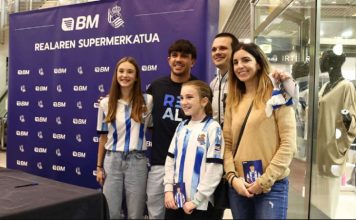 Aramburu compartió con la afición de la Real Sociedad