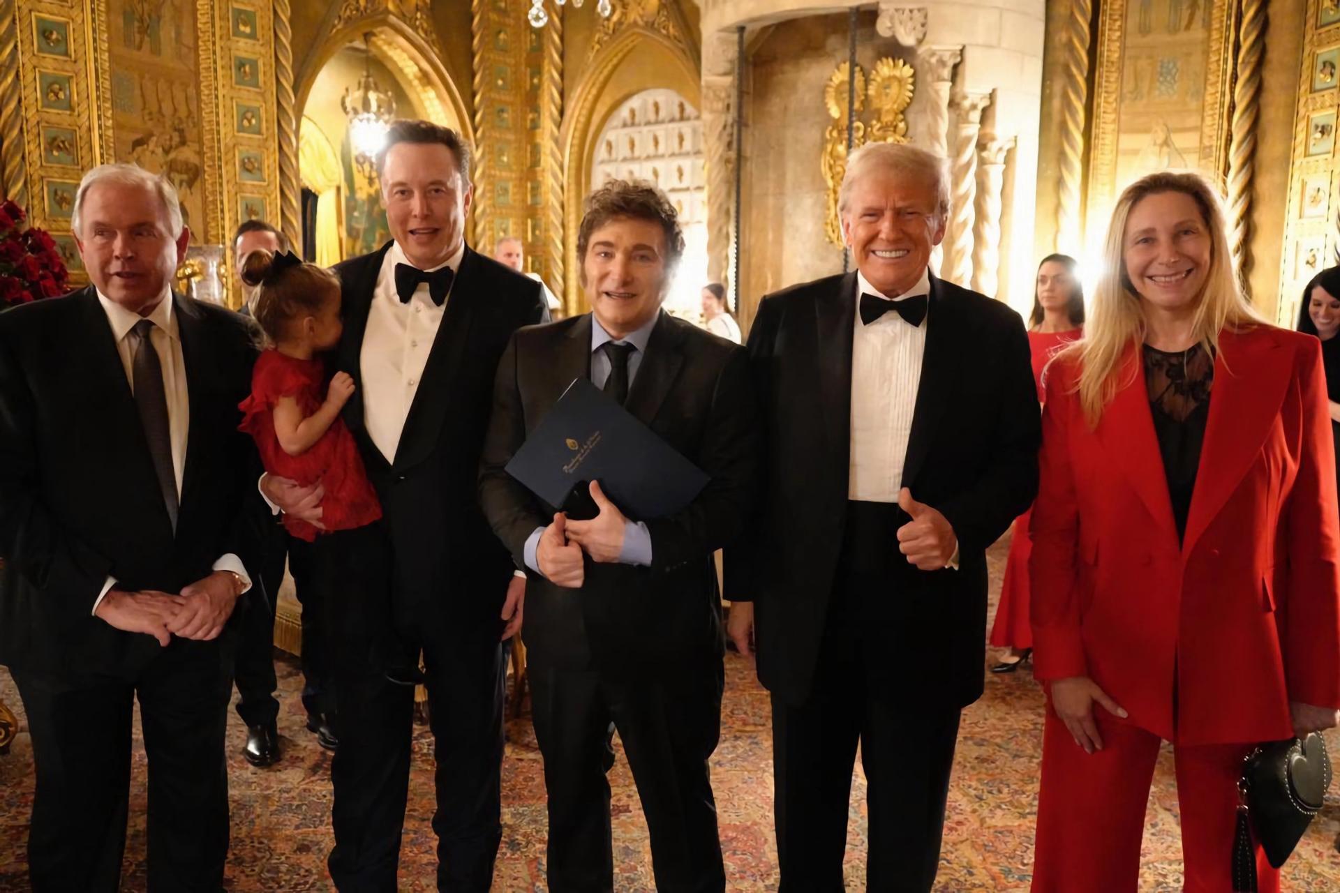 Trump y Milei se elogian mutuamente en una gala de foro conservador en Mar-a-Lago, Florida