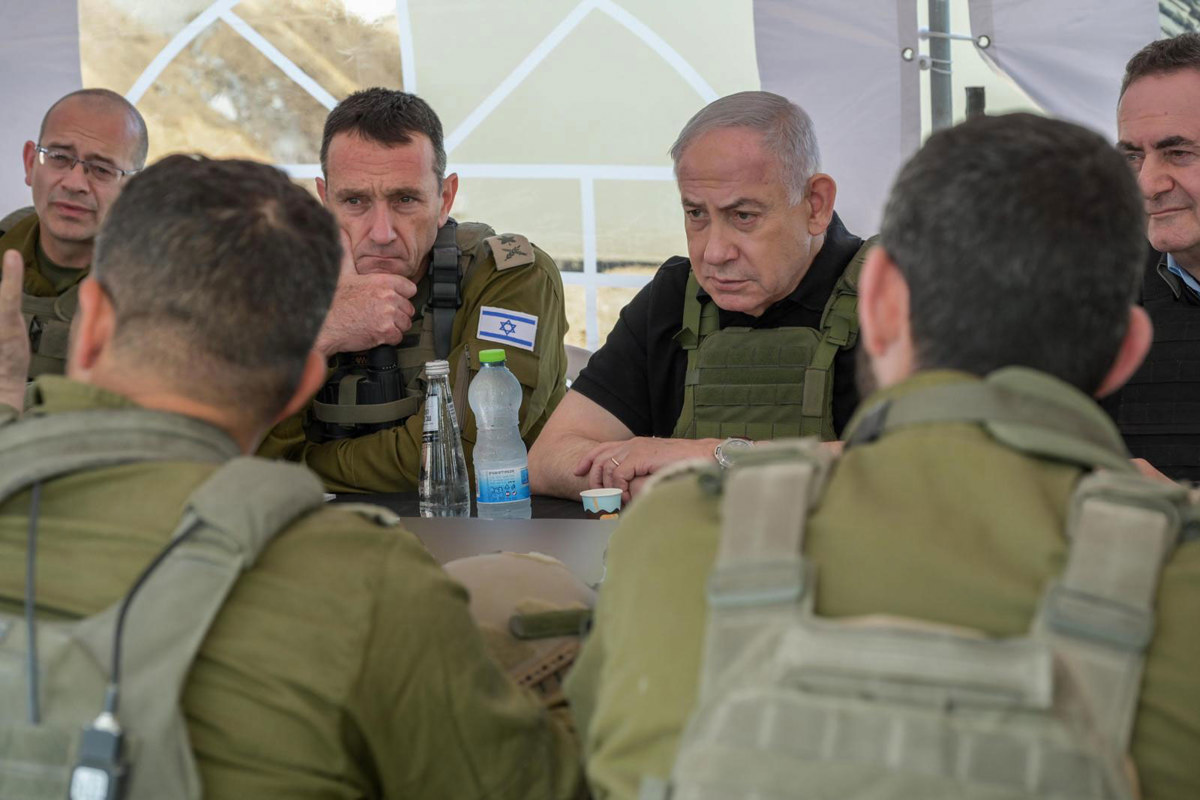 El primer ministro de Israel, Benjamin Netanyahu (al centro de la imagen), visitó el martes el Corredor Netzarim, en Gaza. Foto EFE Oficina Del Primer Ministro De Israel.