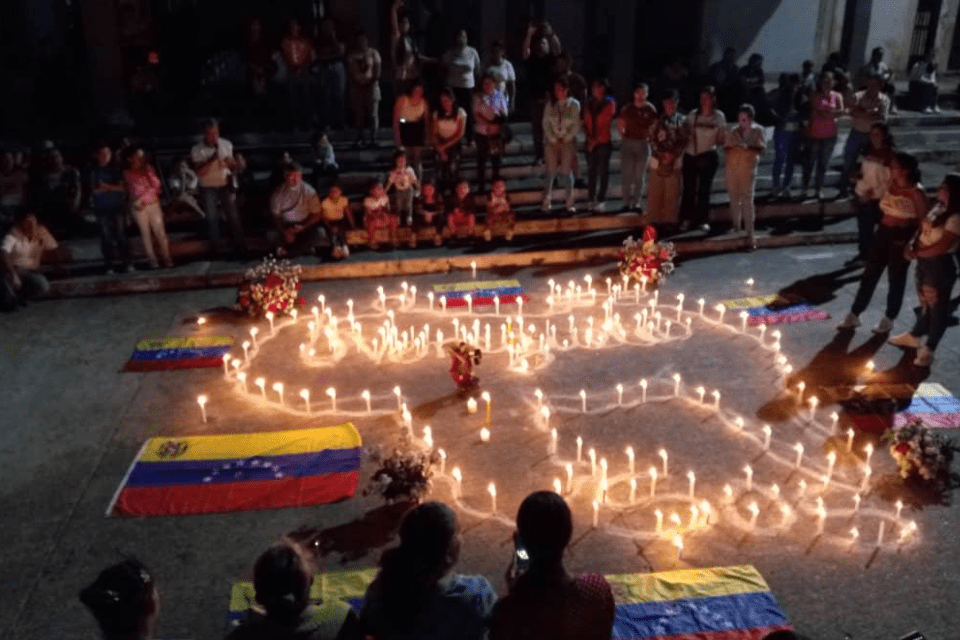 Familiares-hacen-vigilia-por-detenidos-tras-el-28J