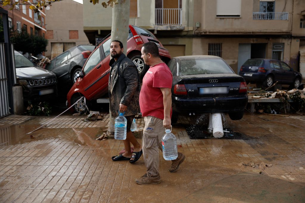 Miles de personas apoyan a los afectados por las inundaciones en España