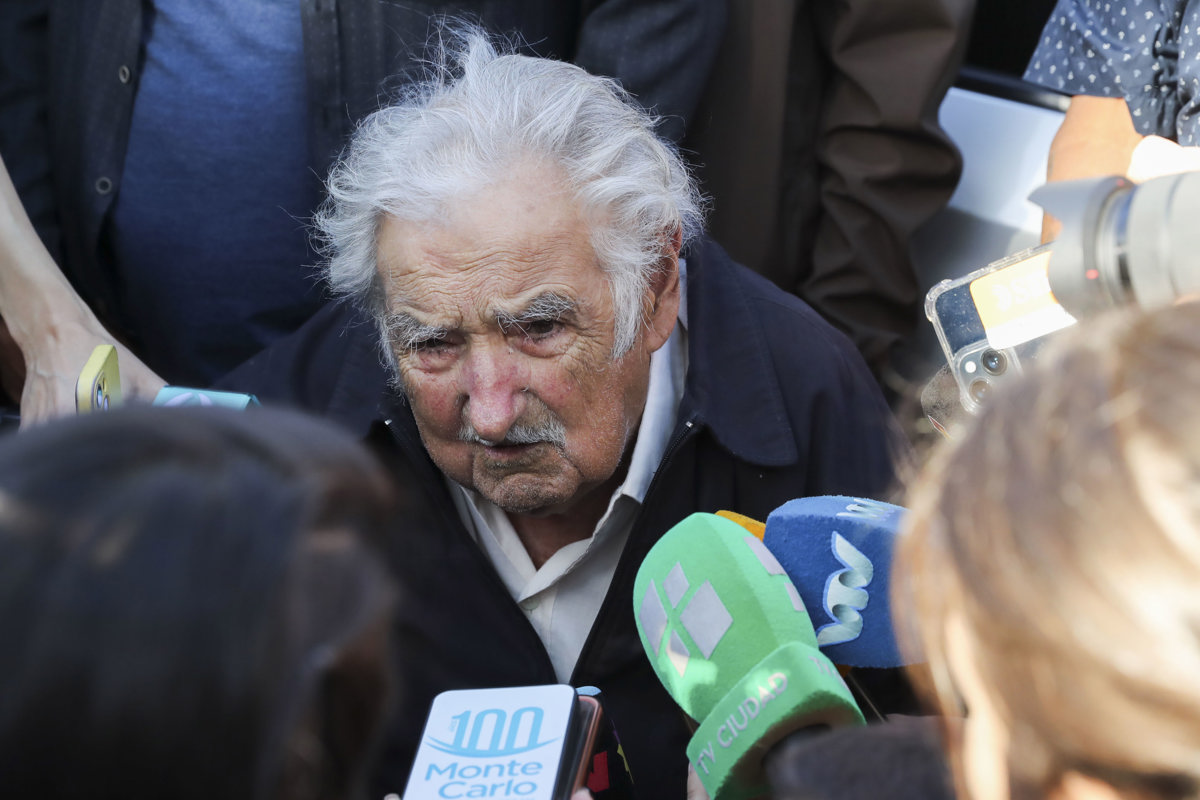 En la imagen, el exmandatario José Mujica atiende a los medios tras votar en un colegio electoral ubicado en el Barrio Cerro de Montevideo, este domingo. EFE/Raúl Martínez.