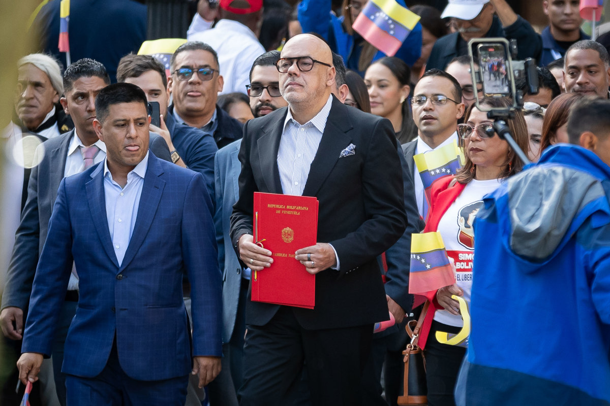 La Asamblea Nacional -controlada por el chavismo- aprobó una ley que ordena penas de entre 25 y 30 años de prisión y multas de hasta un millón de euros (hasta 1.055.680 dólares) para las personas que promuevan o estén implicadas, de cualquier manera, en las sanciones extranjeras. Foto: EFE/Ronald Peña.