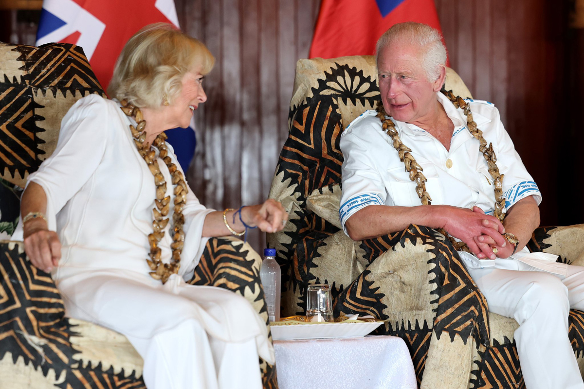 Fotografías tomadas de una publicación en la cuenta de X de la Familia Real de Inglaterra del rey Carlos III y la reina Camilla de Inglaterra durante una ceremonia de bienvenida en la sede de la Universidad Nacional de Samoa, en Apia (Samoa). Foto: EFE