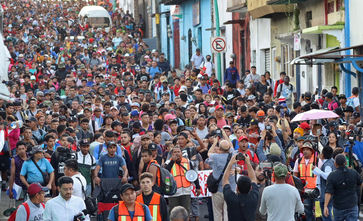 El día de las elecciones en EE UU: miles de migrantes, entre ellos venezolanos, salen en caravana desde el sur de México