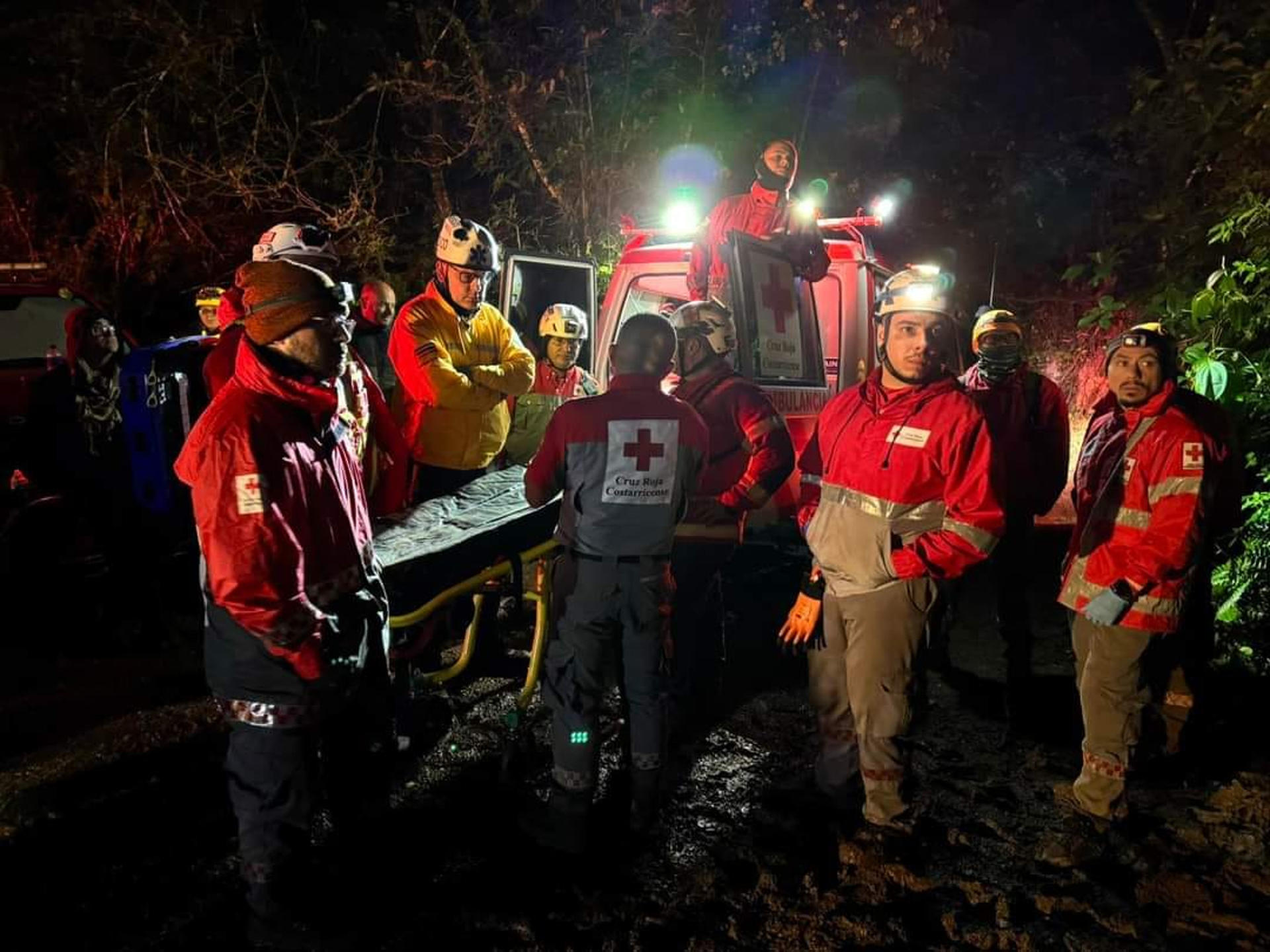 Rescatan en estado critico a la única sobreviviente de un accidente aéreo en Costa Rica