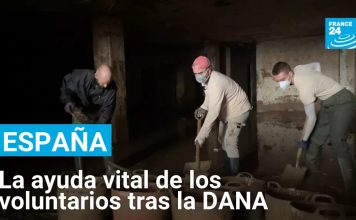 En España, la ayuda de los voluntarios es vital en las zonas más afectadas por la DANA