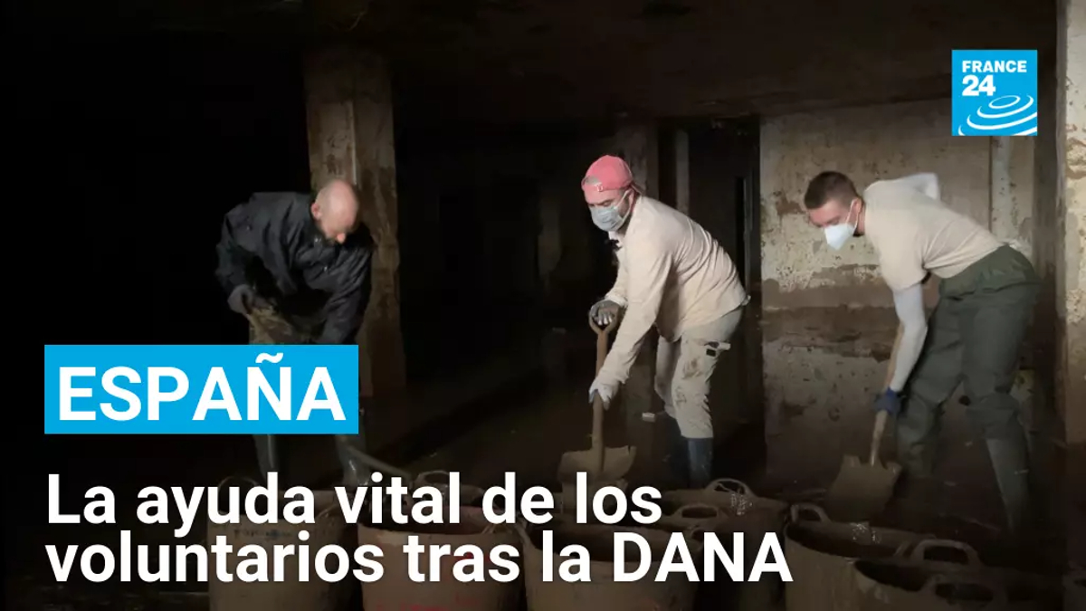 En España, la ayuda de los voluntarios es vital en las zonas más afectadas por la DANA