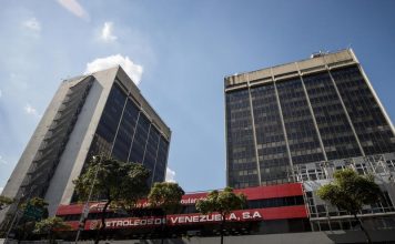 Producción petrolera de Venezuela sube 4,8% en octubre, hasta 989.000 barriles diarios