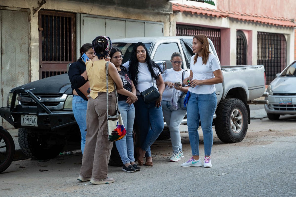 Familiares de presos políticos esperan afuera del centro de detención Casa de Justicia 431, este sábado en Caracas.  Foto: EFE/ Ronald Peña