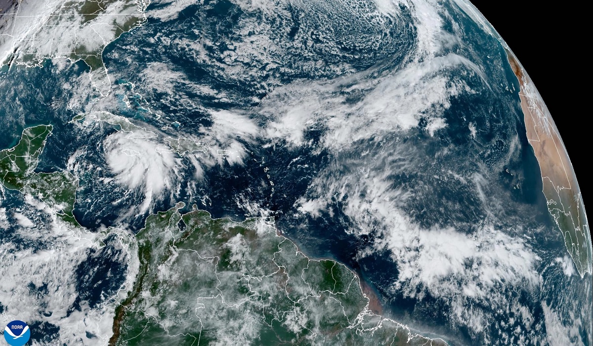 La tormenta Rafael puede convertirse en huracán mientras se aproxima a Islas Caimán y Cuba