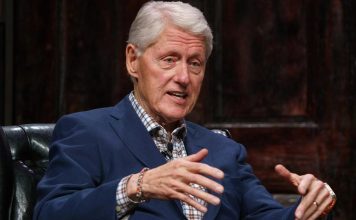 Bill Clinton sale del hospital al que había sido ingresado por gripe