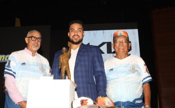 Pelotero Anthony Santander recibió el Premio Luis Aparicio