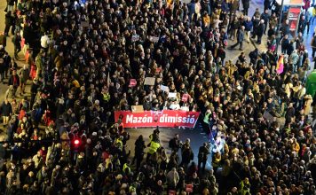 Unas 80.000 personas se manifiestan en Valencia contra la gestión de las inundaciones