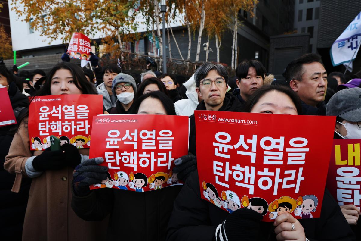 Manifestantes sostienen carteles pidiendo el impeachment del presidente Yoon Suk Yeol frente a la Asamblea Nacional en Seúl, Corea del Sur, el 07 de diciembre de 2024. Foto: EFE.