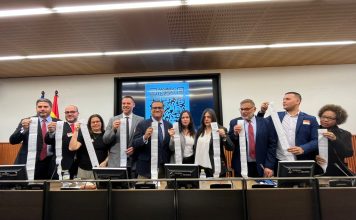 Comando Con Venezuela presenta las copias de las actas electorales ante el Parlamento de Madrid