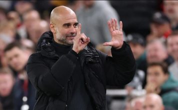 Guardiola le responde con un gesto a quienes pidieron su despido