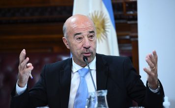 Argentina denuncia a exembajador en Venezuela por mediar en caso de gendarme detenido