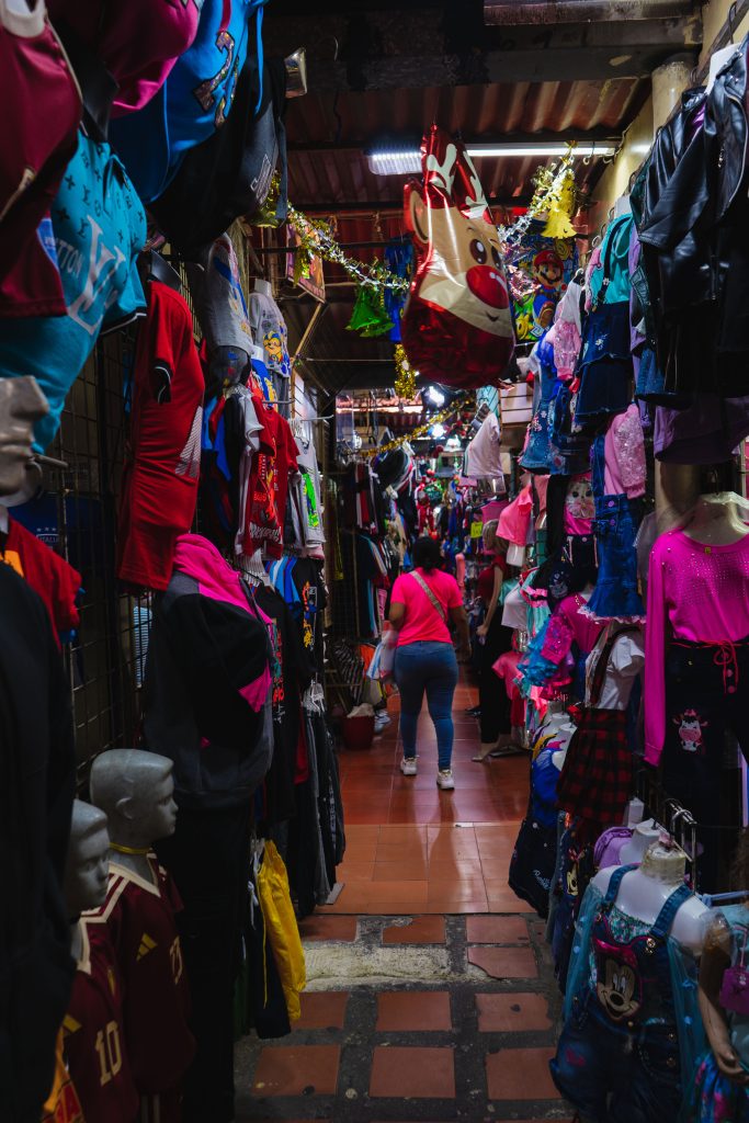 En los mercados populares hay más ofertas en ropa y calzado