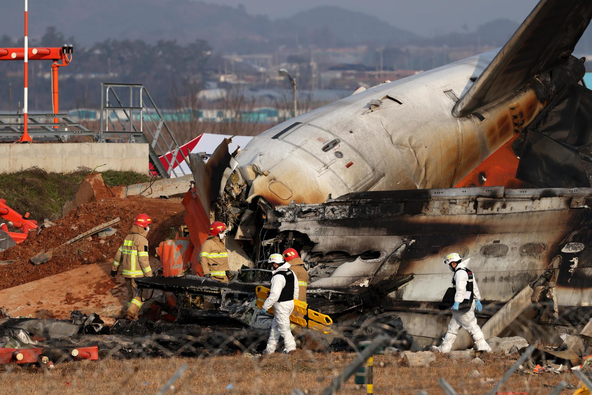 Decenas de fallecidos tras estrellarse un avión de pasajeros en el aeropuerto de Muan