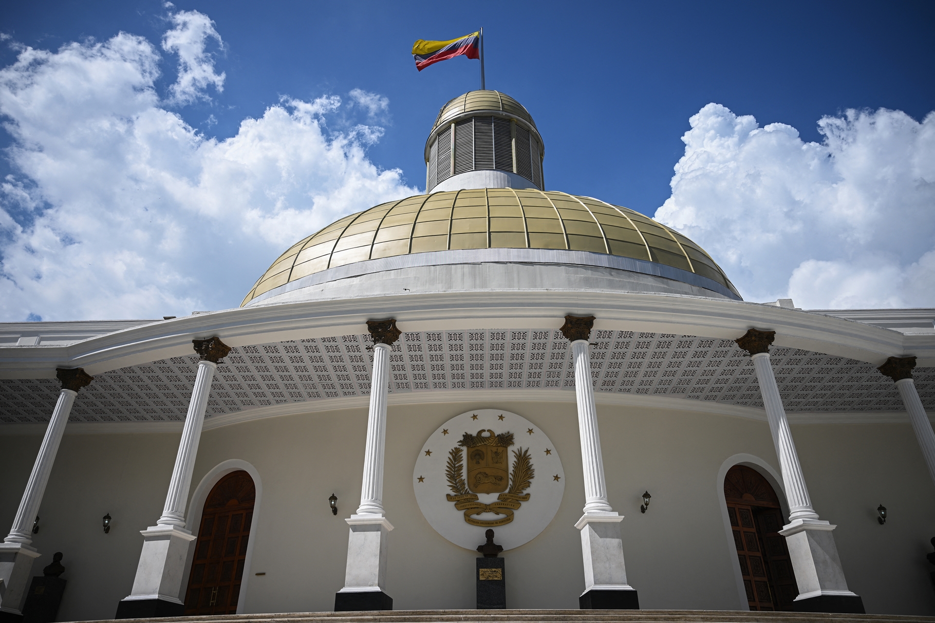 Asamblea Nacional de 2015 extiende sus funciones por un año