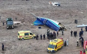 Mueren decenas de personas y sobreviven al menos 30 al estrellarse un avión de pasajeros en Kazajistán