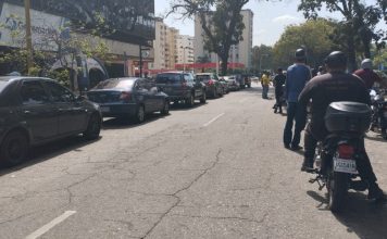 Valencia: persisten las gigantescas colas en las estaciones de servicio