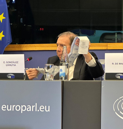 González llevó las actas al Parlamento Europeo con motivo del premio Sájarov