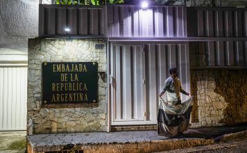 Opositores asilados en la Embajada de Argentina reciben premio por su lucha democrática