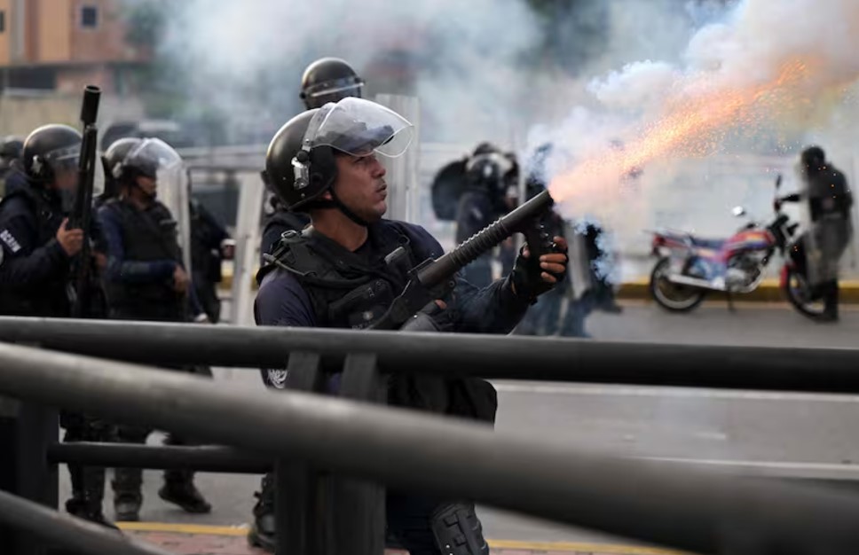 Un oficial de policía dispara gases lacrimógenos durante una protesta contra el gobierno del presidente Nicolás Maduro en Caracas el 29 de julio de 2024, un día después de las elecciones presidenciales venezolanas.YURI CORTEZ - AFP