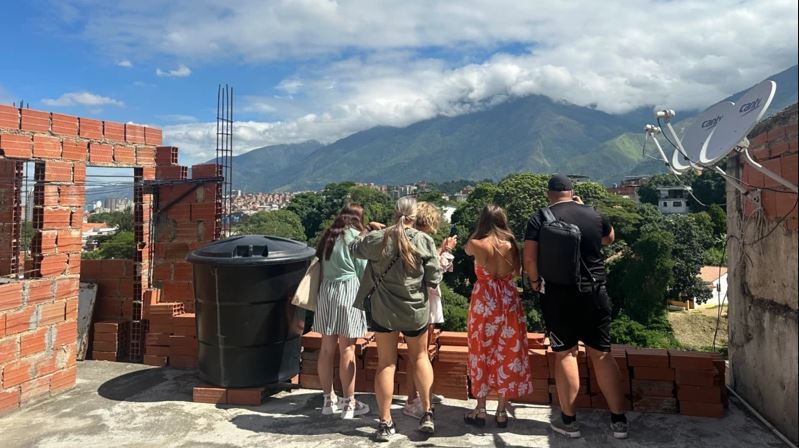 rusa que ofrece paseos turísticos en Petare