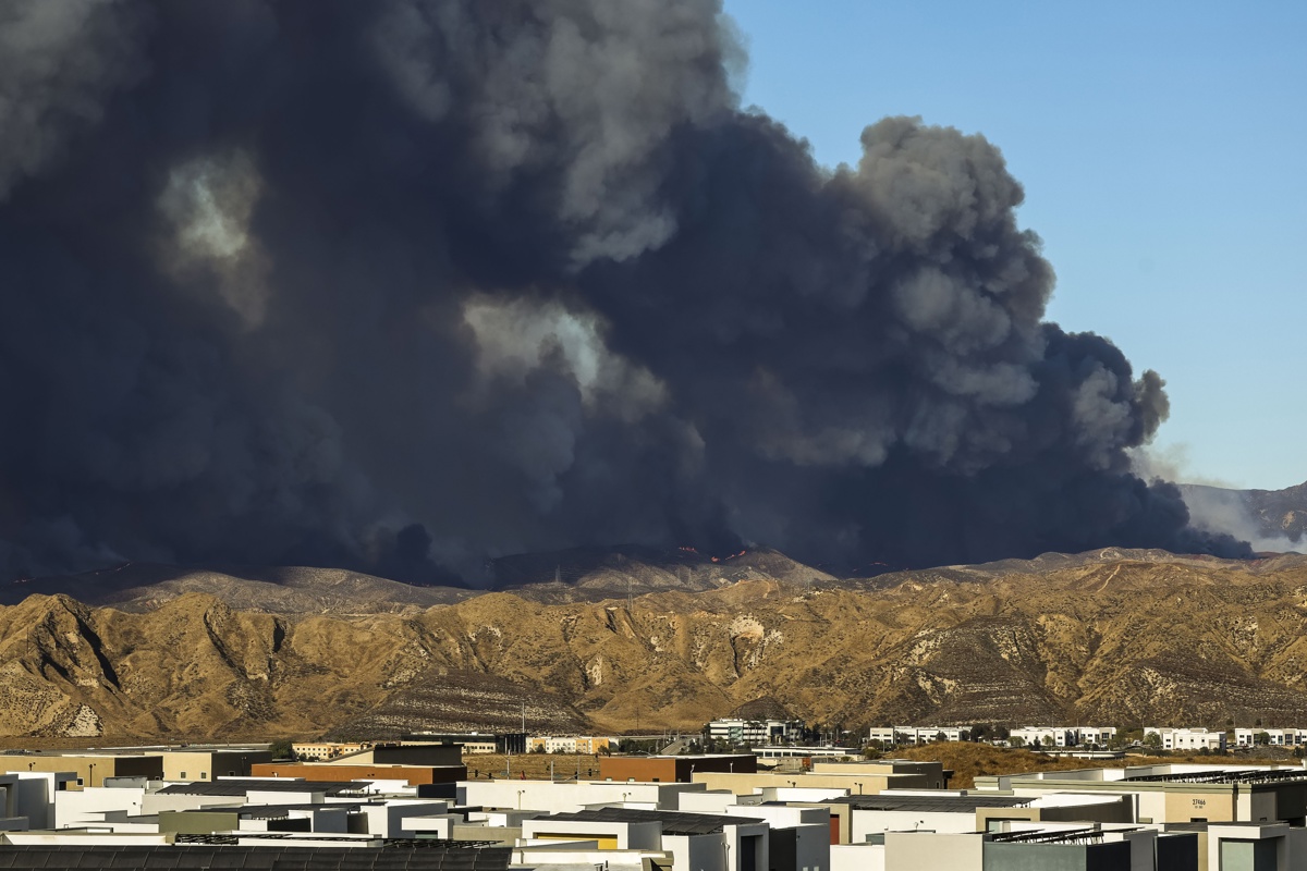 Hughes Wildfire in Santa Clarita, California