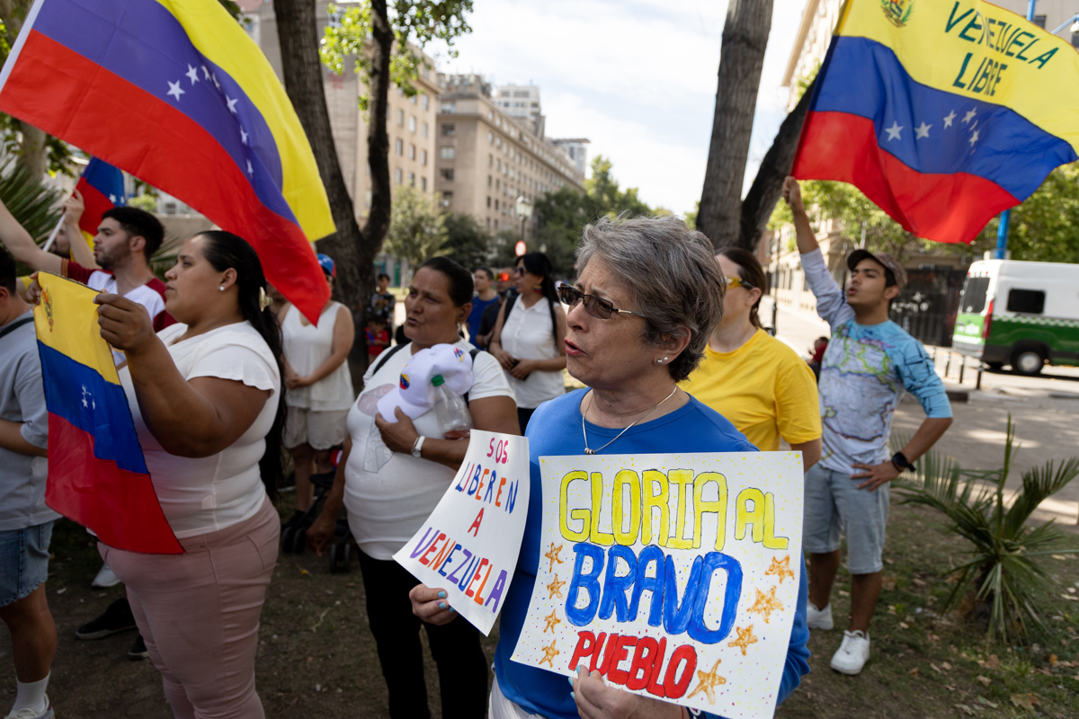 Venezolanos en Chile protestan por la investidura de Maduro: «Consumó un golpe de Estado»