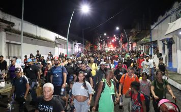 Venezolanos integran caravana migrante que sale del sur de México hacia EE UU, abogando por presión de Trump contra Maduro