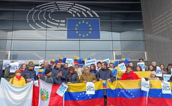 Venezolanos y PP español se concentran frente a la Eurocámara en apoyo a Edmundo González