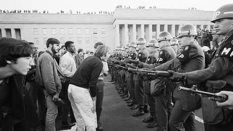 Nixon enfrentaba violentas protestas universitarias contra la guerra en Vietnam. Getty Images