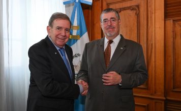 Arévalo recibe a González Urrutia durante su gira en Guatemala y le da su «total respaldo»