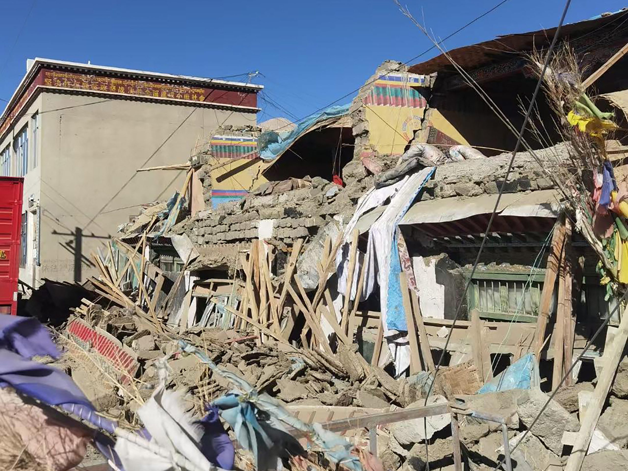 Fuerte terremoto en el Tíbet chino deja casi 100 muertos