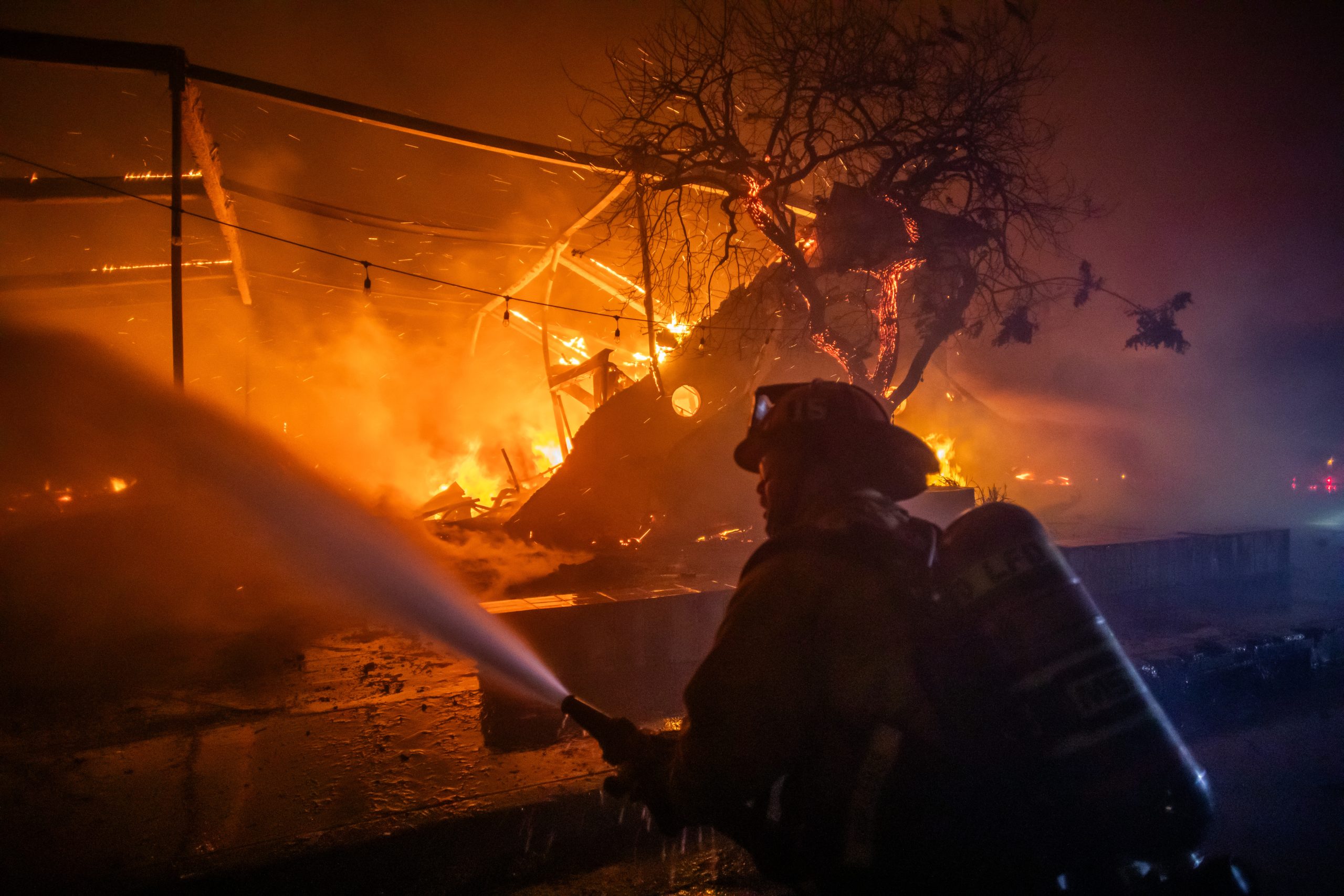 Los Ángeles: al menos 30.000 personas bajo orden de evacuación por incendio