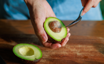 El sencillo truco que evitará que a su aguacate le aparezcan manchas negras después de partirlo