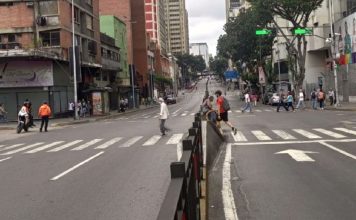 Reportan cierre de accesos a la avenida Urdaneta por instalación de tarimas