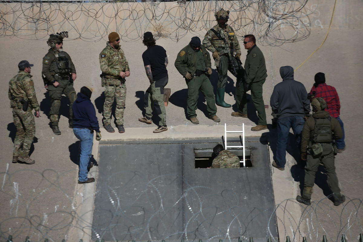 Autoridades de seguridad de México y Estados Unidos en la zona donde se localizó el túnel clandestino en la frontera de Ciudad Juárez este viernes, en Chihuahua.