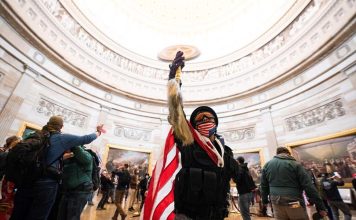 Trump indultó a responsables del asalto al Capitolio